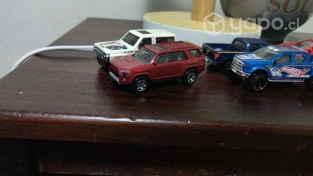 2 camionetas 1/27 en 50 más autos 1/64 de regalo
