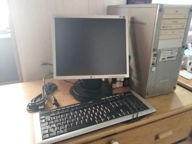 Computador de escritorio más teclado con CPU