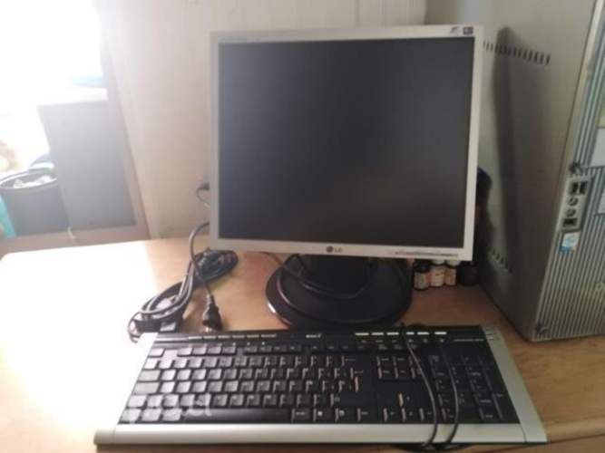 Computador de escritorio más teclado con CPU