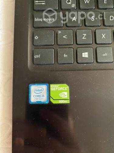 Notebook ASUS con accesorios