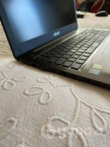Notebook ASUS con accesorios