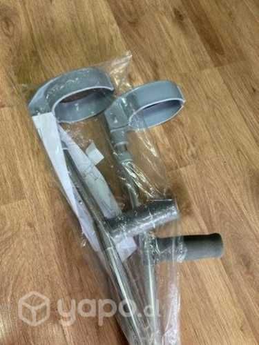 Bota y bastones ortopédicos