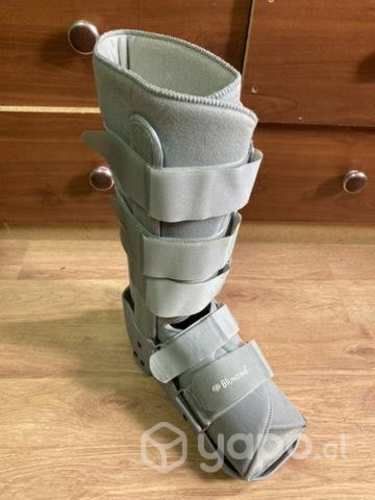 Bota y bastones ortopédicos