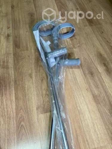 Bota y bastones ortopédicos