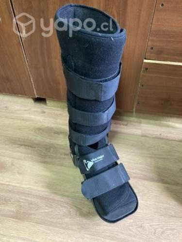 Bota y bastones ortopédicos