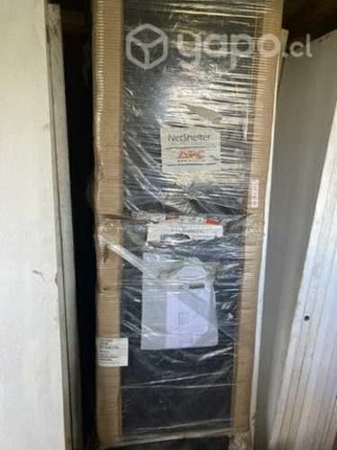 Gabinete UPS marca APC AR3100