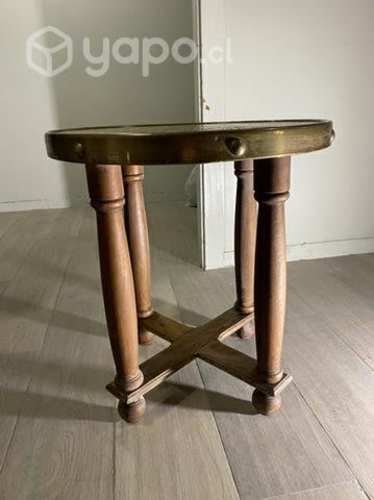 Mesa de madera con cubierta metálica