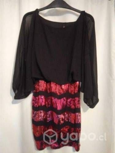 Vestido negro con lentejuelas fucsias