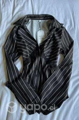 Blusa con lineas y detalles