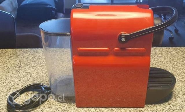 Cafetera Nespresso Color Rojo en Buen estado