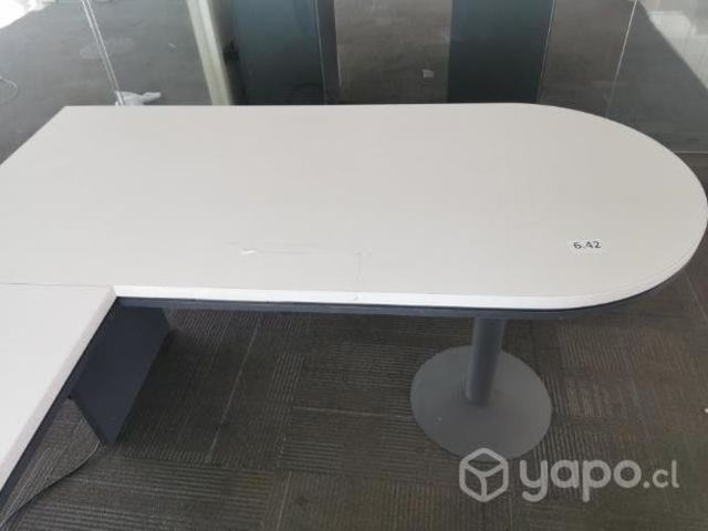 Escritorio con cajonera