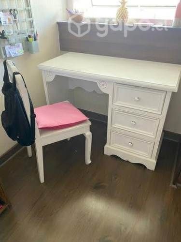 Escritorio y silla de madera estilo provenzal