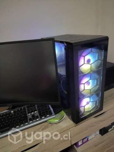 PC gamer con periféricos de regalo