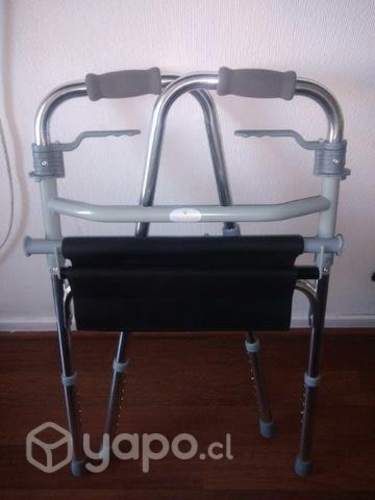 Andador plegable de aluminio con asiento.