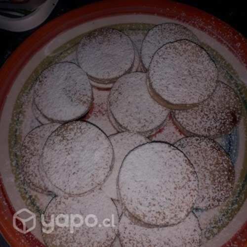 Alfajores de maicena con dulce de leche azúcar flo