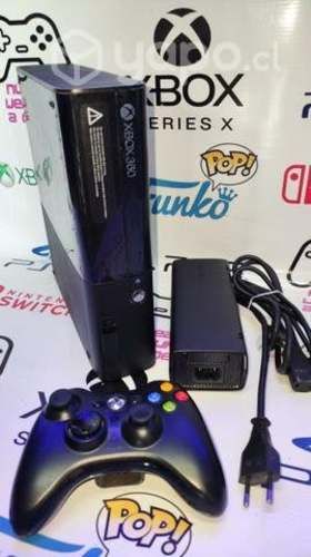 Xbox 360 súper slim con un control y un juego