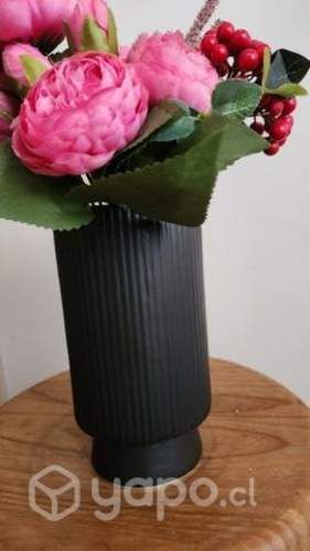 Florero negro cerámica con ramo artificial