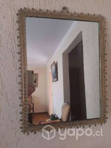 Espejo con marco de bronce