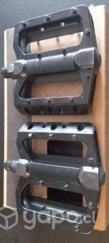 Pedales de Aluminio.
