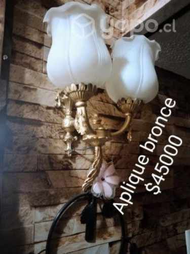 Un Aplique doble bronce con tulipas