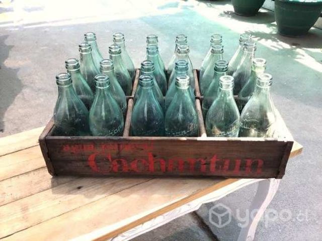 Caja original antigua con 22 botellas Cachantún