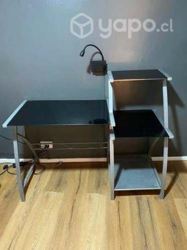 Escritorio con repisas