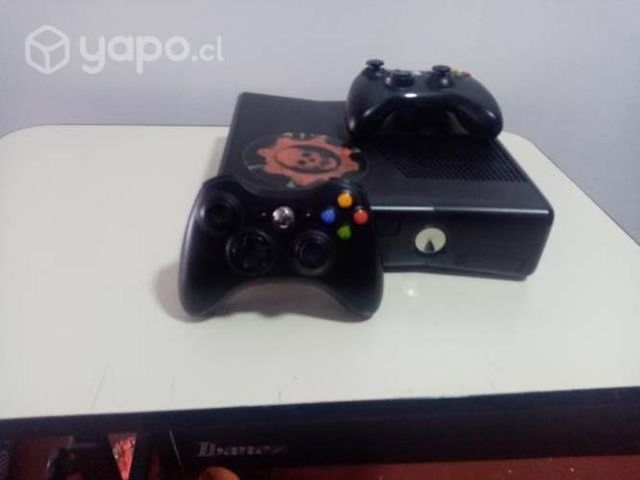 Xbox 360 slim + 2 controles + 30 juegos