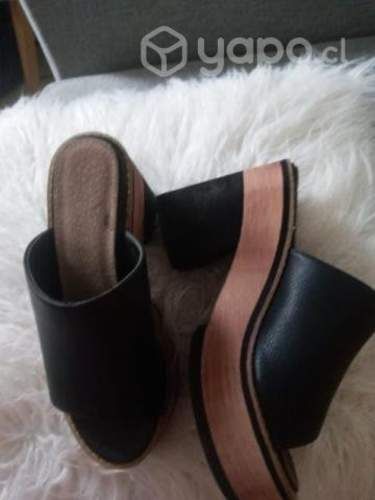 Hermosa sandalias cuero