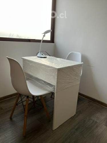 Mesa y sillas de manicure