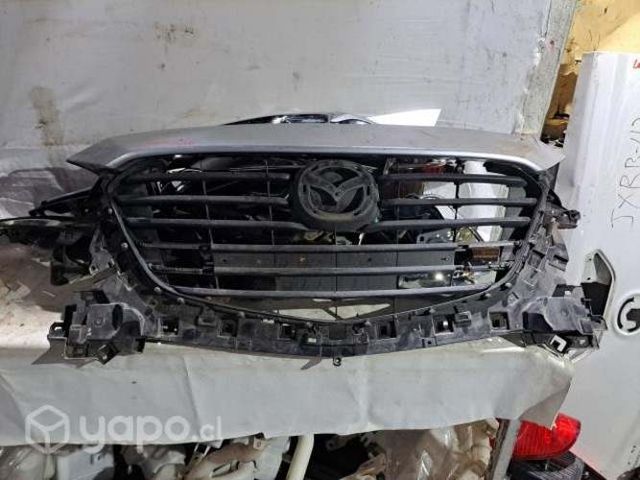 Mazda 3 2018 mascara con extension de capot