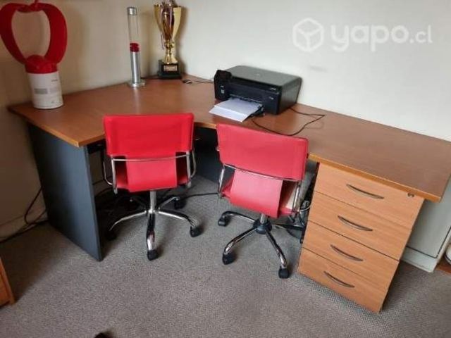 Escritorio, puff, sillas, vitrina