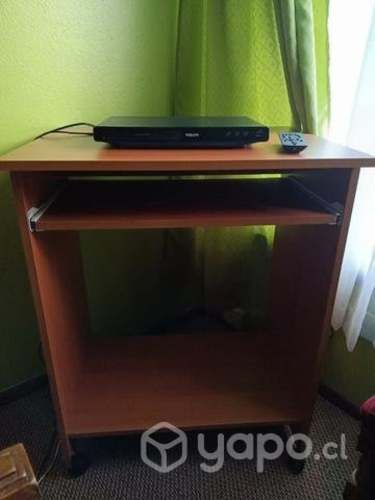 Mesa de computador con ruedas