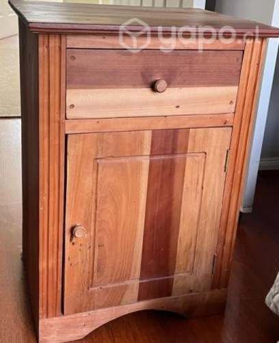 Velador de madera de Castaño. Impecables. Hay 2