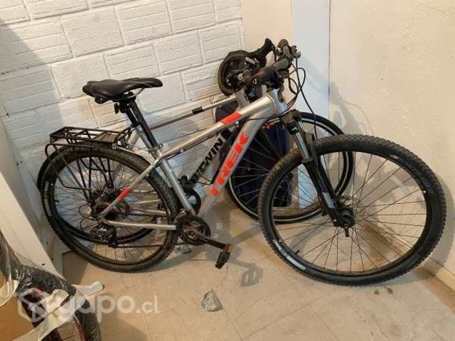Bicicleta trek casi nueva con alforjas