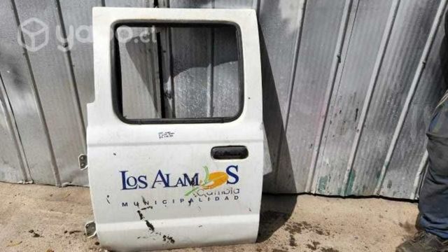 Puerta trasera izquierda nissan terrano 2010