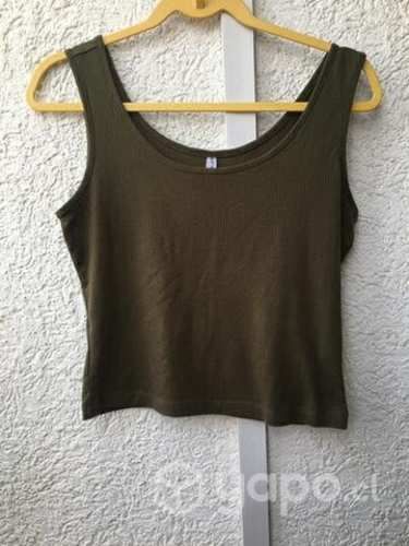 Polera verde musgo talla M