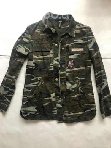 Chaqueta militar con parches