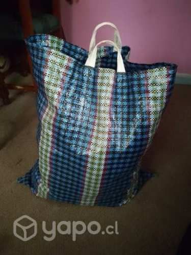 Bolsa con ropa de mujer