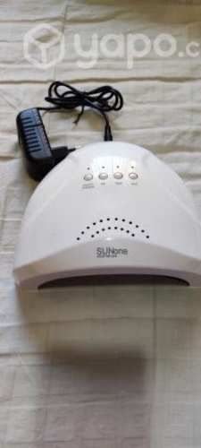 Lámpara para uñas acrílicas.