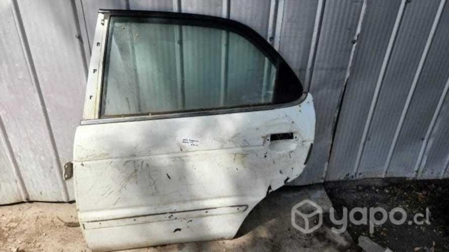 Puerta trasera izquierda baleno 1998