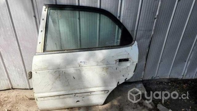 Puerta trasera izquierda baleno 1998