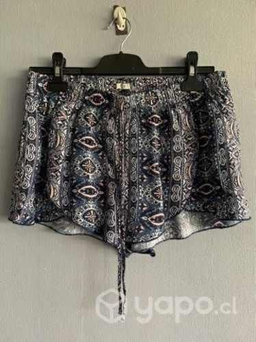 2 short en talla M/L ( su etiqueta dice talla L)