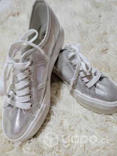 Zapatillas plateadas nuevas