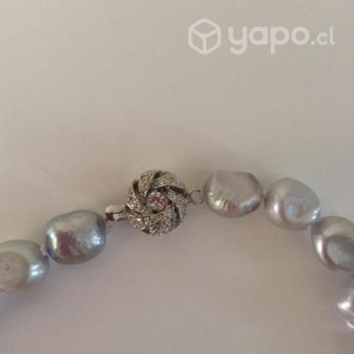 Collar de Perlas grandes Grises De Rio. Con detall