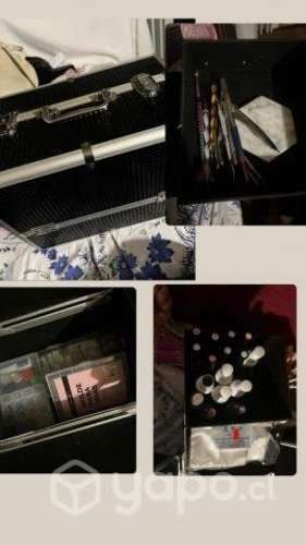 Maleta con insumos de manicure