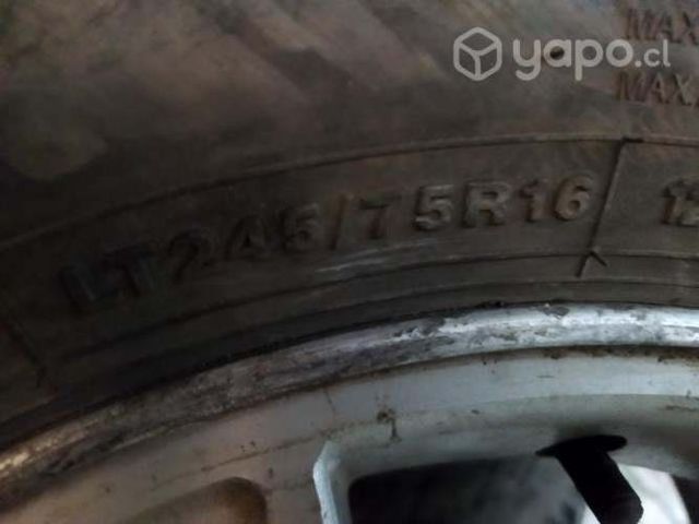 Llanta con neumáticos