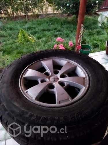 Llanta con neumáticos
