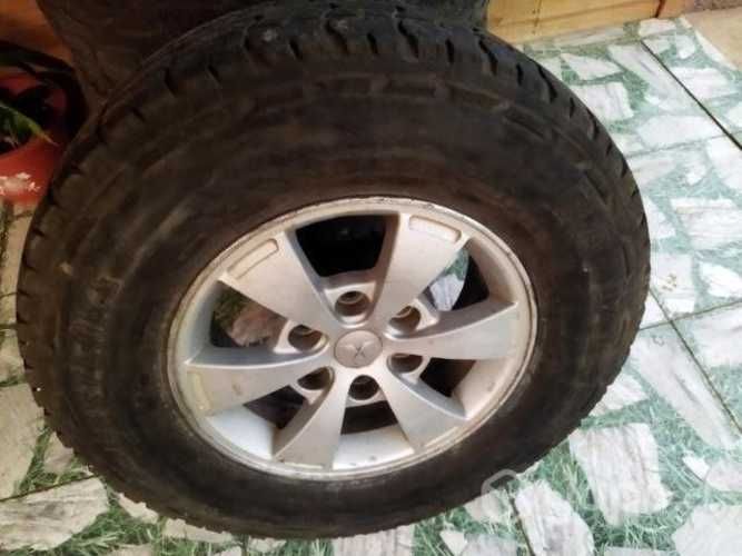 Llanta con neumáticos