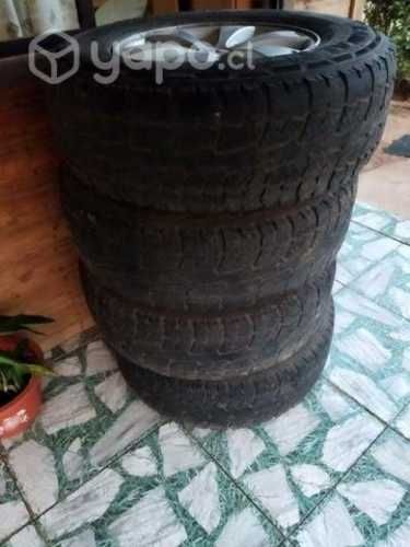 Llanta con neumáticos