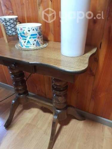 Mesita lateral y silla